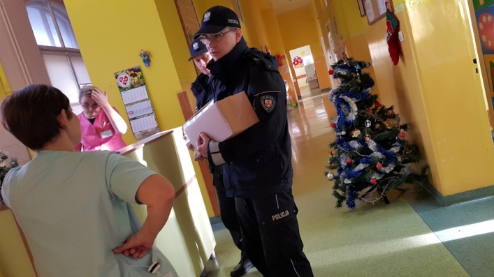 Policjanci oddawali krew i zbierali słodycze dla dzieci ze szpitala