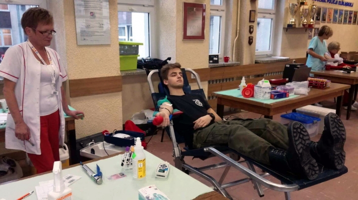 Policjanci oddawali krew i zbierali słodycze dla dzieci ze szpitala