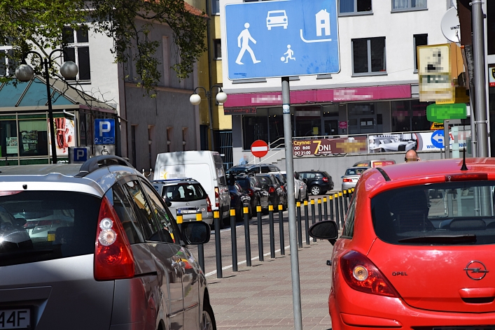 Policjanci przypominają jak parkować w strefie zamieszkania