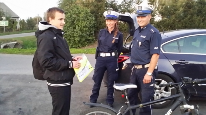 Policjanci rozdawali kamizelki odblaskowe