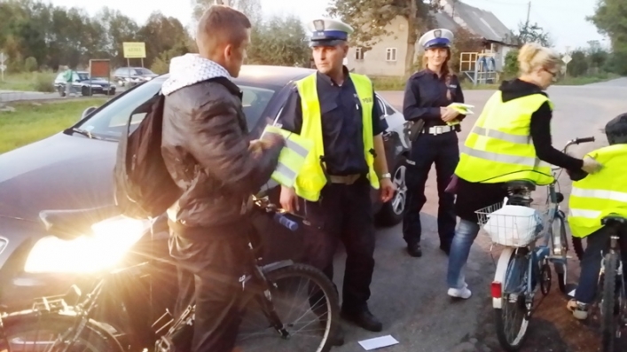 Policjanci rozdawali kamizelki odblaskowe