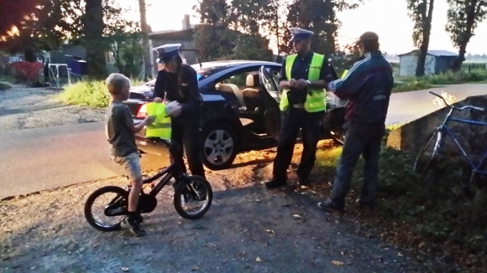 Policjanci rozdawali kamizelki odblaskowe