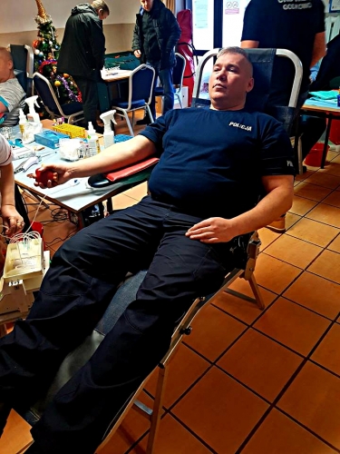 Policjanci, strażacy, uczniowie honorowo oddawali krew w Godkowie