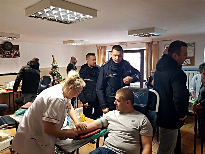 Policjanci, strażacy, uczniowie honorowo oddawali krew w Godkowie
