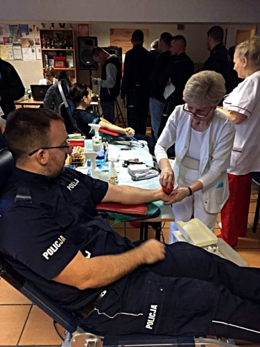 Policjanci, strażacy, uczniowie honorowo oddawali krew w Godkowie