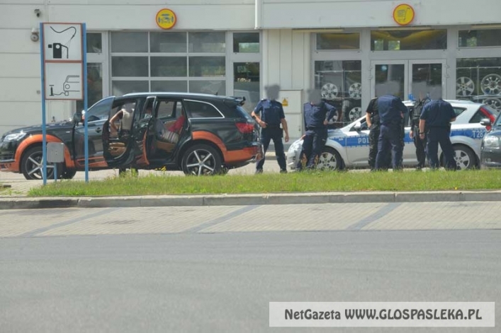 Policjanci za pomocą kolczatki zatrzymali luksusowe Audi