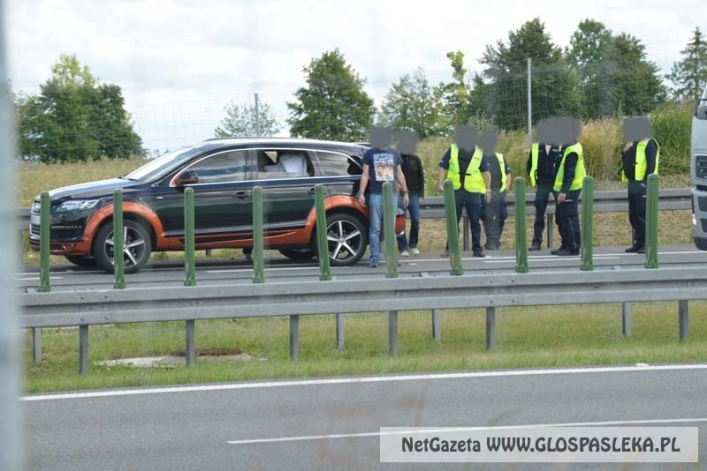 Policjanci za pomocą kolczatki zatrzymali luksusowe Audi