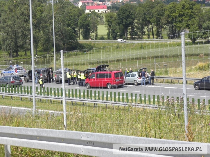 Policjanci za pomocą kolczatki zatrzymali luksusowe Audi