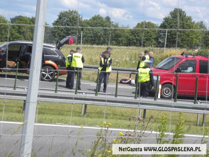 Policjanci za pomocą kolczatki zatrzymali luksusowe Audi