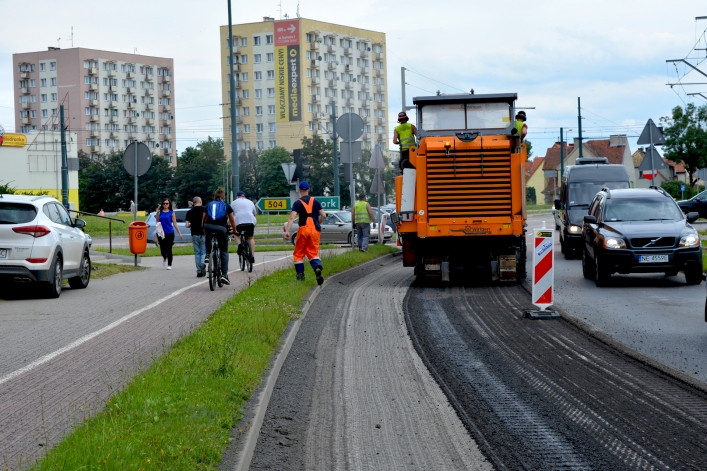 Ponad tydzień temu zdzierali stary asfalt. Jeszcze nie zakończyli prac