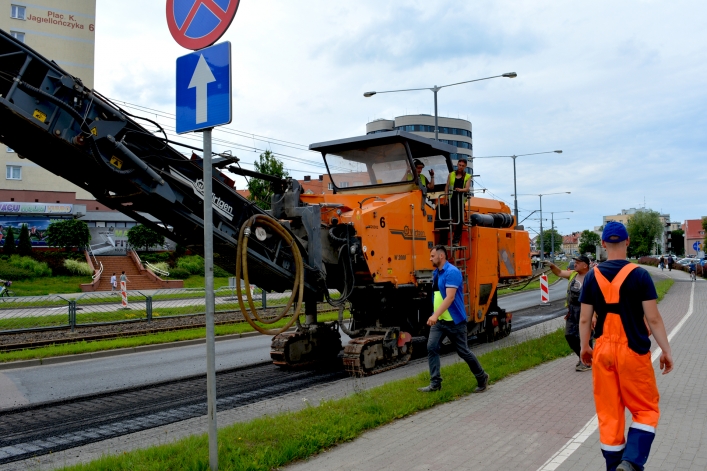 Ponad tydzień temu zdzierali stary asfalt. Jeszcze nie zakończyli prac
