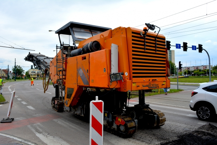 Ponad tydzień temu zdzierali stary asfalt. Jeszcze nie zakończyli prac