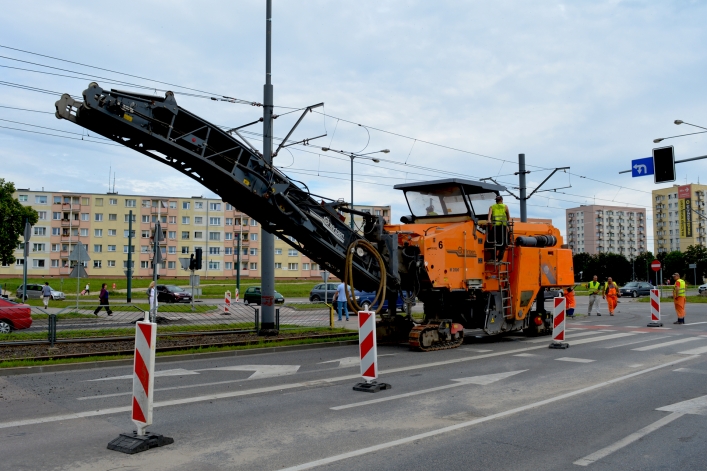 Ponad tydzień temu zdzierali stary asfalt. Jeszcze nie zakończyli prac