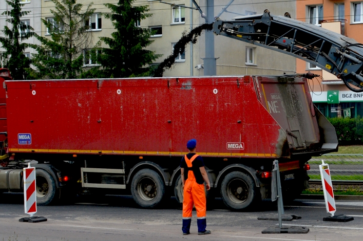 Ponad tydzień temu zdzierali stary asfalt. Jeszcze nie zakończyli prac