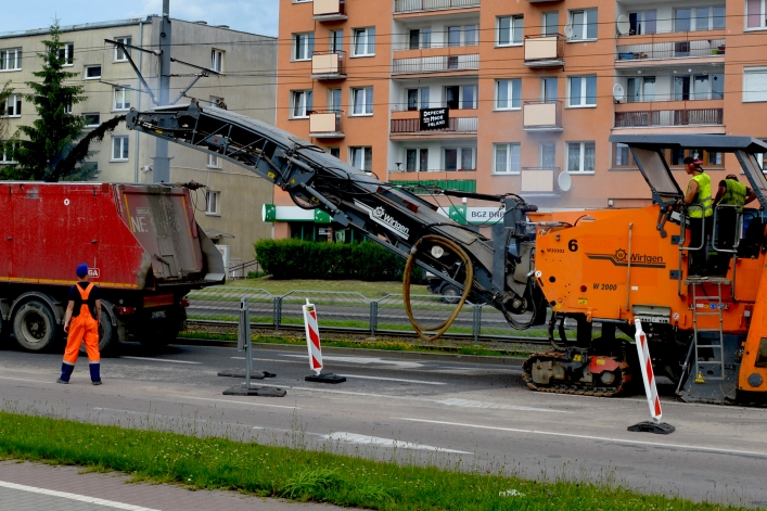Ponad tydzień temu zdzierali stary asfalt. Jeszcze nie zakończyli prac