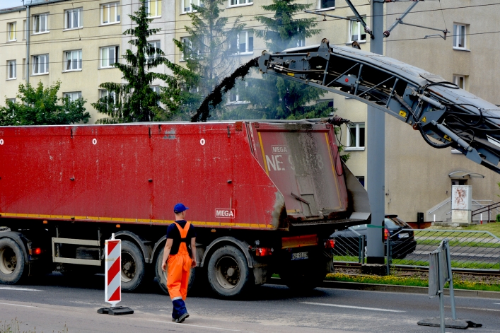 Ponad tydzień temu zdzierali stary asfalt. Jeszcze nie zakończyli prac