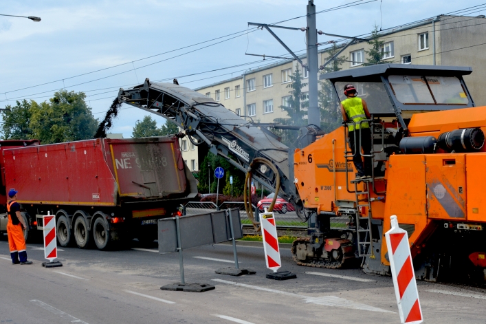 Ponad tydzień temu zdzierali stary asfalt. Jeszcze nie zakończyli prac