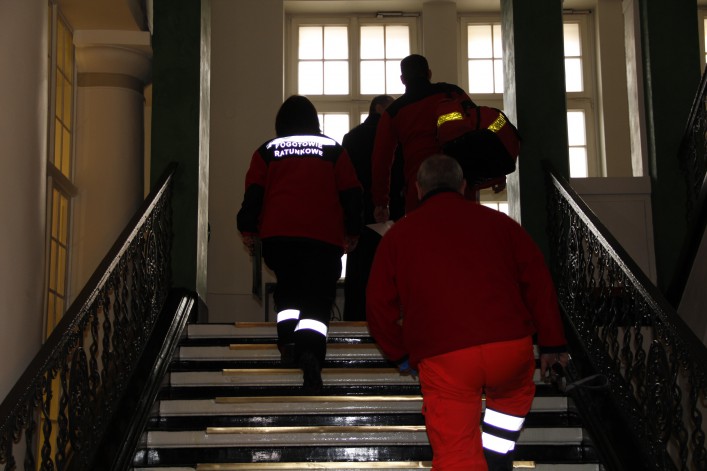 Poród w sądzie. Rodzącą kobietę zabrało pogotowie