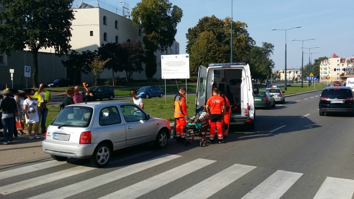 Potrącenie rowerzysty na Grota Roweckiego. Jedna osoba w szpitalu