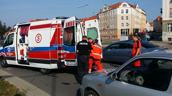 Potrącenie rowerzysty na Grota Roweckiego. Jedna osoba w szpitalu