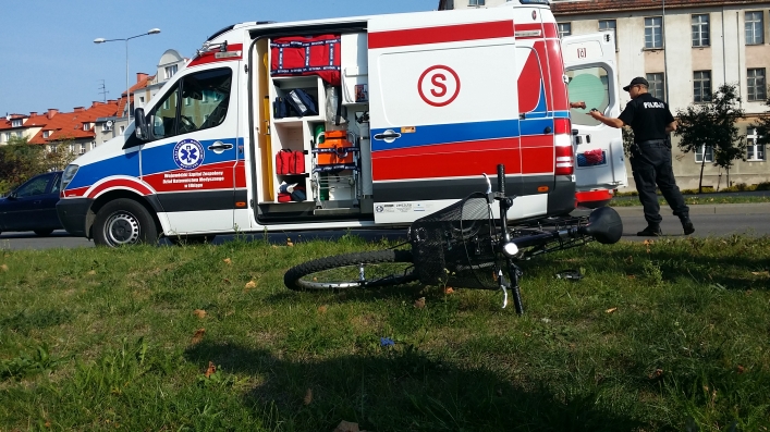 Potrącenie rowerzysty na Grota Roweckiego. Jedna osoba w szpitalu