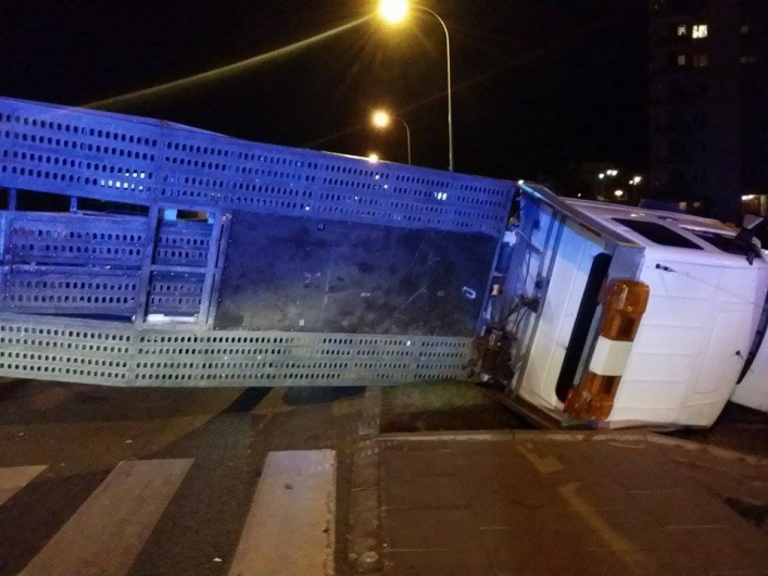 Poważny wypadek na ul. Brzeskiej. Ruch zablokowany