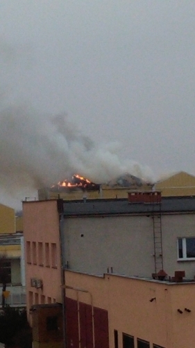 Pożar browaru. W środku zbiorniki z piwem