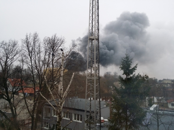 Pożar browaru. W środku zbiorniki z piwem