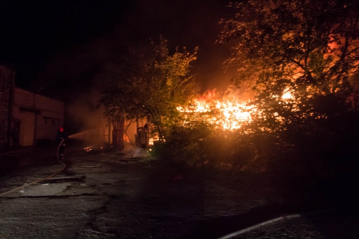 Pożar na Modrzewinie. Straż pożarna walczy z ogniem!