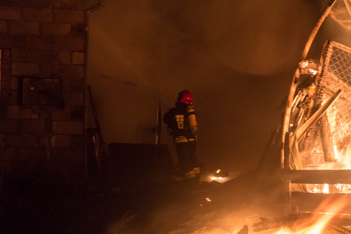 Pożar na Modrzewinie. Straż pożarna walczy z ogniem!