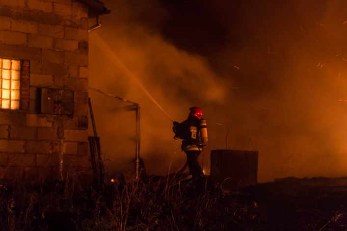 Pożar na Modrzewinie. Straż pożarna walczy z ogniem!