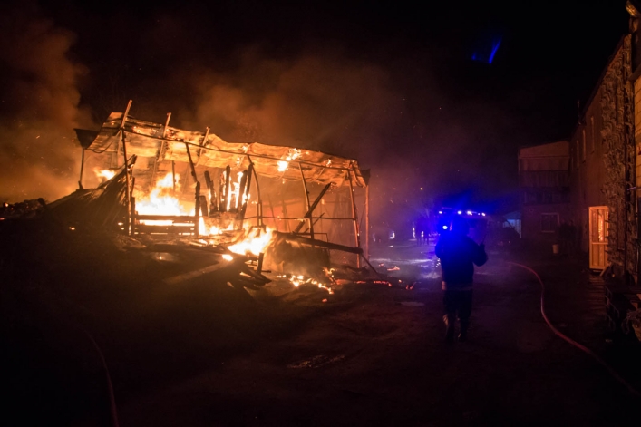 Pożar na Modrzewinie. Straż pożarna walczy z ogniem!