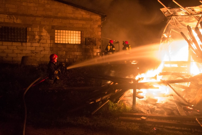 Pożar na Modrzewinie. Straż pożarna walczy z ogniem!