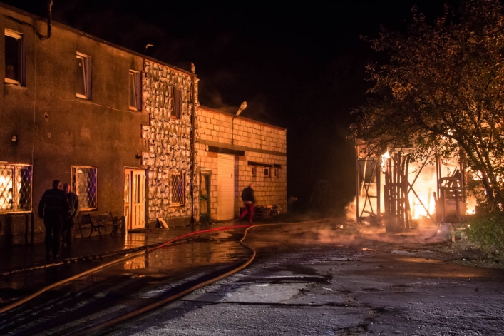 Pożar na Modrzewinie. Straż pożarna walczy z ogniem!
