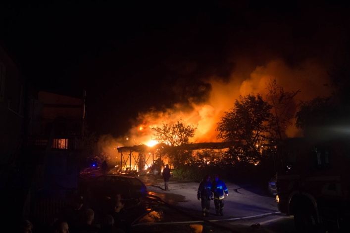 Pożar na Modrzewinie. Straż pożarna walczy z ogniem!