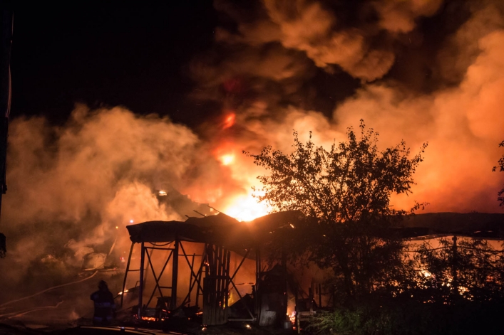 Pożar na Modrzewinie. Straż pożarna walczy z ogniem!