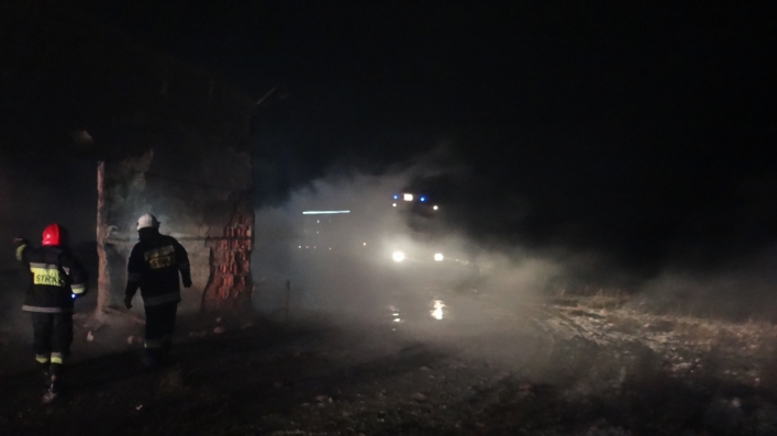 Pożar obory w Protowie. Straż pożarna: to mogło być podpalenie