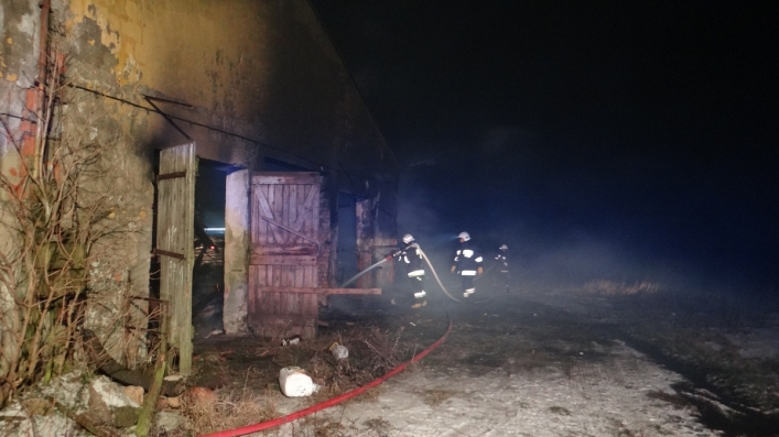 Pożar obory w Protowie. Straż pożarna: to mogło być podpalenie