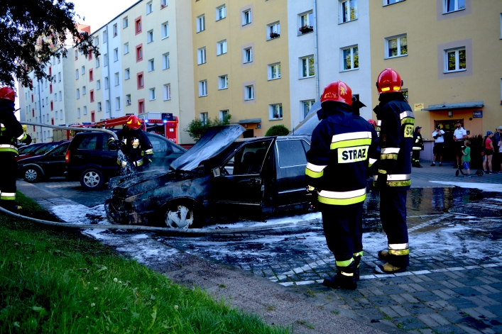 Pożar samochodu przy ulicy płk. Dąbka. "Kłęby białego dymu sięgały nieba" (+ zdjęcia)