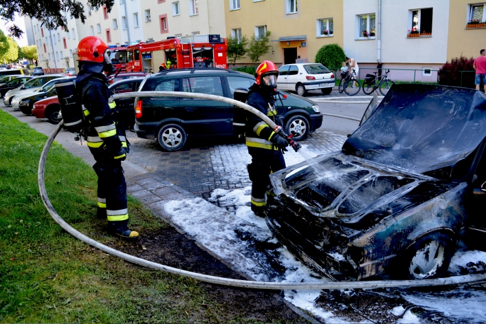 Pożar samochodu przy ulicy płk. Dąbka. "Kłęby białego dymu sięgały nieba" (+ zdjęcia)
