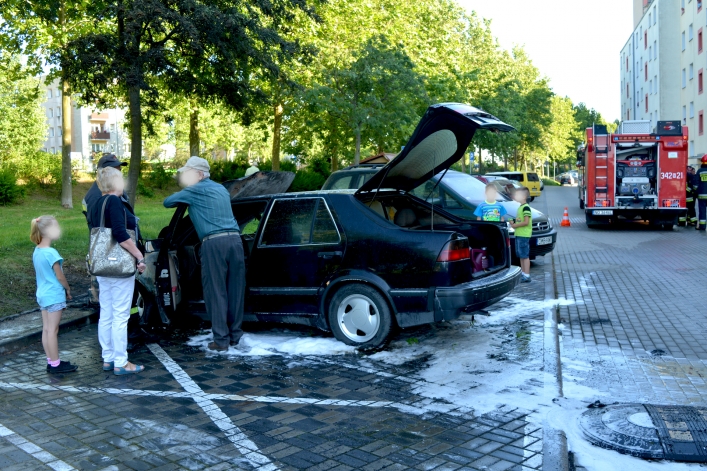 Pożar samochodu przy ulicy płk. Dąbka. "Kłęby białego dymu sięgały nieba" (+ zdjęcia)