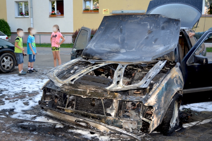 Pożar samochodu przy ulicy płk. Dąbka. "Kłęby białego dymu sięgały nieba" (+ zdjęcia)