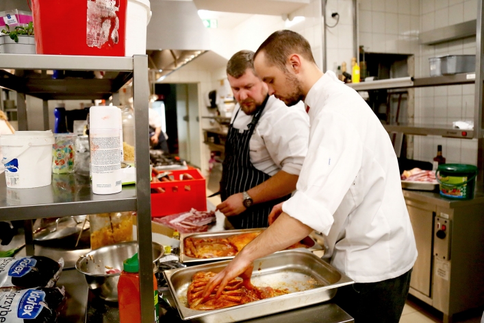 Pracowita noc w Restauracji Zmysły. Nocne gotowanie Elbląskiego Klubu Szefów Kuchni