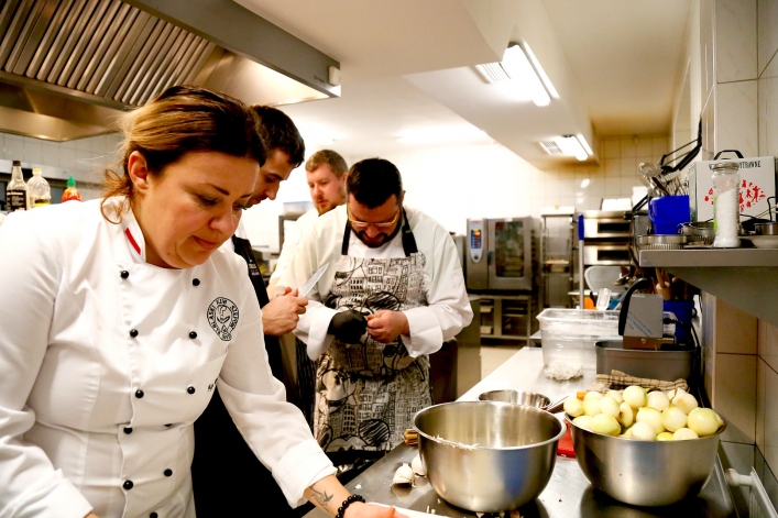 Pracowita noc w Restauracji Zmysły. Nocne gotowanie Elbląskiego Klubu Szefów Kuchni