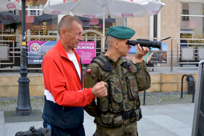 Prezentacja sprzętu i uzbrojenia wojskowego na ulicy Stary Rynek w Elblągu (+ zdjęcia)
