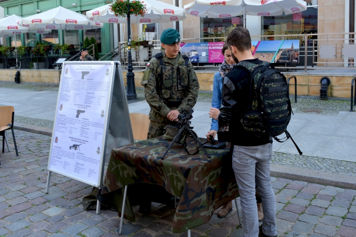 Prezentacja sprzętu i uzbrojenia wojskowego na ulicy Stary Rynek w Elblągu (+ zdjęcia)