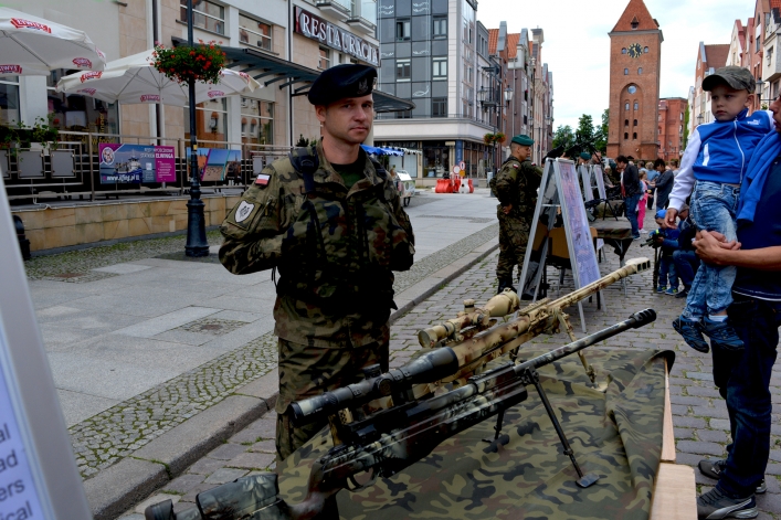 Prezentacja sprzętu i uzbrojenia wojskowego na ulicy Stary Rynek w Elblągu (+ zdjęcia)