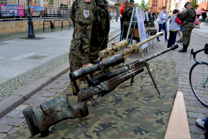 Prezentacja sprzętu i uzbrojenia wojskowego na ulicy Stary Rynek w Elblągu (+ zdjęcia)