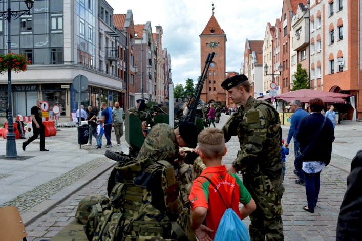 Prezentacja sprzętu i uzbrojenia wojskowego na ulicy Stary Rynek w Elblągu (+ zdjęcia)