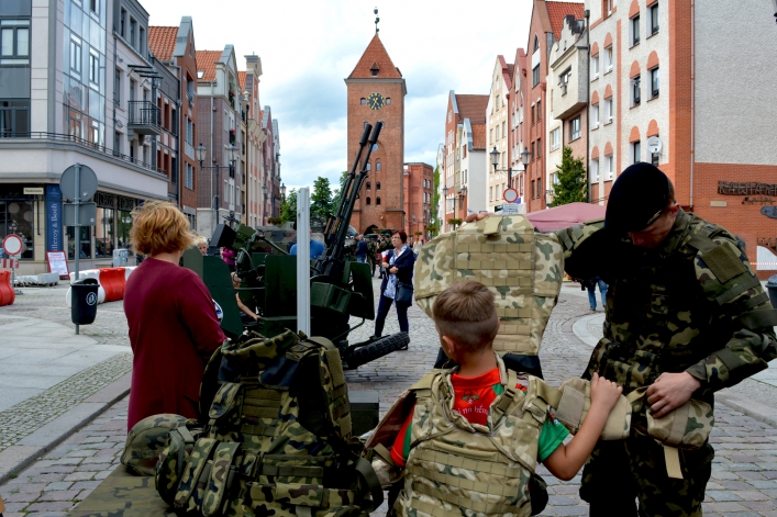 Prezentacja sprzętu i uzbrojenia wojskowego na ulicy Stary Rynek w Elblągu (+ zdjęcia)